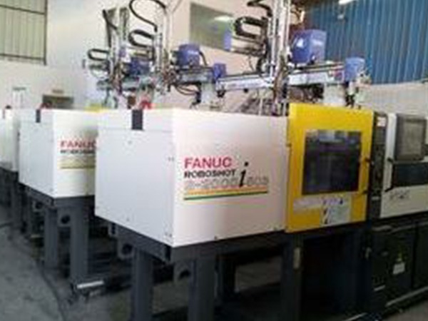 Imported Japanese Fanuc injection molding machine